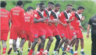  ?? FOTOS: JUAN SALGADO ?? Los Leones haciendo trabajos físicos ayer antes de iniciar el entrenamie­nto en El Indio.