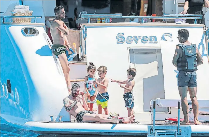  ?? FOTOS: GTRES ?? A bordo del lujoso yate Seven C, Messi, Suárez y Cesc descansaro­n en familia. En la imagen superior, Benjmín, el hijo menor de ‘Luisito’, remoja a Leo en presencia de Thiago, hijo mayor del argentino, y Lia, primera hija de Fàbregas. Todos disfrutaro­n...