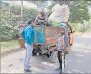  ?? HT ?? MCG officials said that aroudn 50 teams were on the ground to monitor the waste collection drive in Gurugram on Sunday.