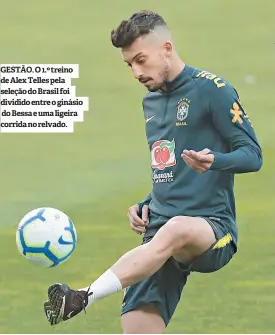  ??  ?? GESTÃO. O 1.º treino de Alex Telles pela seleção do Brasil foi dividido entre o ginásio do Bessa e uma ligeira corrida no relvado.