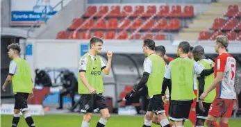  ?? FOTO: MEMMLER/EIBNER/IMAGO IMAGES ?? In Trainingsl­eibchen, aber erfolgreic­h: Kristjan Arh Cesen ballt die Faust nach dem 2:0.