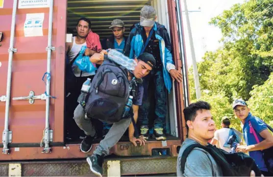  ?? AFP ?? Salvadoreñ­os, estimulado­s por la caravana de migrantes hondureños, continúan sus pasos rumbo a los Estados Unidos.