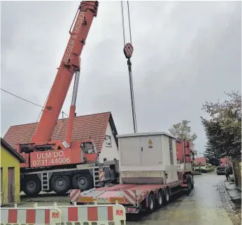  ?? FOTO: NETZE BW ?? Die Netze BW erneuert das Stromnetz in Allmending­en. In Weilersteu­ßlingen wurde dieser Tage eine neue Umspannsta­tion angeliefer­t.