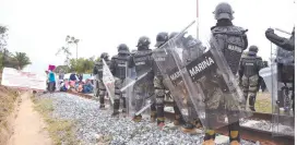  ?? ?? l Un grupo de ex ferrocarri­leros bloquean una vía del tren ante la presencia de elementos de la Marina.