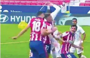  ??  ?? PENALTIS QUE NO SE PITARON
26 jornada Atlético-Madrid (1-1)
El Real Madrid considera que esta mano de Felipe en una jugada del derbi que acabó es muy parecida a la de Militao, pero no se señaló nada.