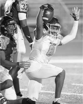  ?? STEPHEN M. DOWELL/ORLANDO SENTINEL PHOTOS ?? Team Soldier receiver Maccai Brave (8) celebrates after scoring a touchdown during the Cure Classic at Showalter Field in Winter Park on Thursday.