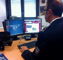  ?? ?? Offese sui social Un’agente al computer. Sotto Rossato e Pattini