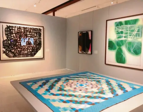  ?? Foto: Birgit Müller-bardorff ?? Die Quilts der Amisch (im Vordergrun­d liegend) korrespond­ieren im Textilmuse­um mit zeitgenöss­ischer Kunst wie Arbeiten von Julio Rondo.