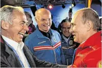  ??  ?? Wladimir Putin besucht regelmäßig Österreich, im Bild Heinz Fischer (oben), Werner Faymann (l.) und Karl Schranz.