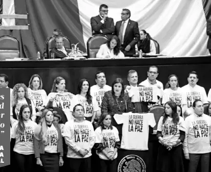  ?? /ROBERTO HERNÁNDEZ ?? Con playeras donde se lee: “La guerra no hace la paz”, la bancada de Movimiento Ciudadano protestó contra la creación de la Guardia Nacional