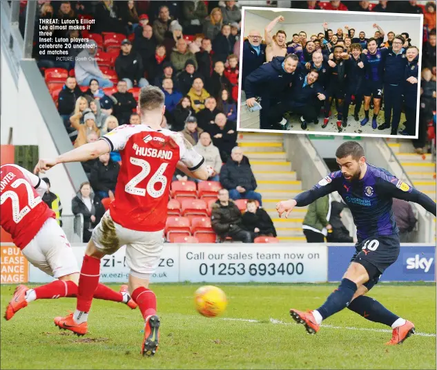  ?? PICTURE: Gareth Owen ?? THREAT: Luton’s Elliott Lee almost makes it three Inset: Luton players celebrate 20 undefeated matches