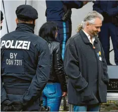  ?? Foto: Thorsten Jordan ?? Der Kauferinge­r Arzt Rolf Kron hat bei einer Demo in Lindau den Hitlergruß gezeigt. Unser Archivfoto entstand kürzlich in Landsberg.