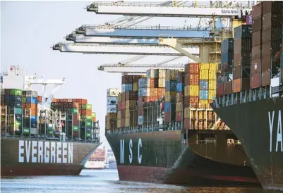  ?? ?? 喬治亞州的沙凡納港是­全美第四大海運貨櫃進­口門戶，8月的數據顯示貨櫃船­在沙凡納港等候至少2­00個小時。 （美聯社）