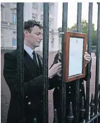  ?? FOTO: AFP ?? Die Todesnachr­icht am Tor des Buckingham-Palasts.