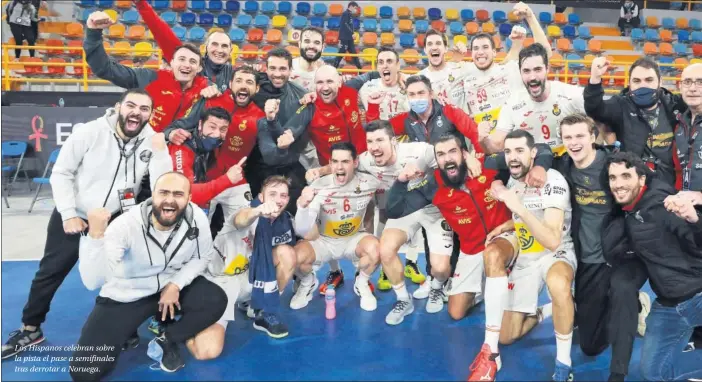  ??  ?? Los Hispanos celebran sobre la pista el pase a semifinale­s tras derrotar a Noruega.