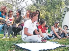  ?? FOTO: FORPAZ ?? AYUDA. Jóvenes beneficiad­os con el programa de Forpaz en el sector de la Rivera Hernández.