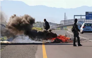  ?? | Leon Lestrade African News Agency/ANA. ?? SUPPORTERS of the Intlungu yaseMatyot­yombeni Movement blocked off Spine and Mew Way roads as well as the N2 with burning tyres during their protest for services in informal settlement­s.