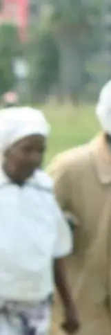  ?? Foto: Justus
Kyalo ?? uppror. Stillbild från Donna Kukamas videoverk av hennes performanc­e i Nairobi, Not Yet (And Nobody Knows Why Not) (2008). Människorn­a i bakgrunden håller på att lämna ett möte till minnet av Mau Mau-upproret.