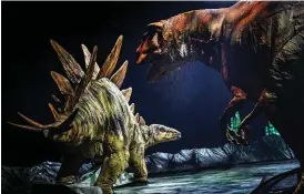  ?? FOTO: CATA PORTIN ?? Det bjuds på äkta giganterna­s kamp då Stegosauru­s och Allosaurus möter varandra.