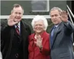  ?? FOTO REUTERS ?? Barbara Bush met haar man en zoon George W. in 1955 en 2007.