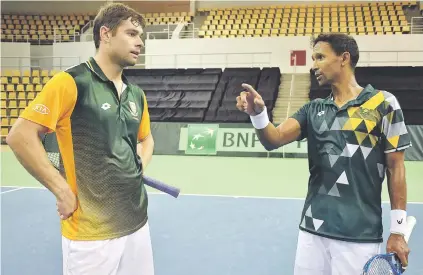  ?? Picture: Gallo Images ?? TALKING TACTICS. Doubles players Ruan Roelofse (left) and Raven Klaasen during a practice session in Aarhus yesterday ahead of their Davis Cup match against Denmark.