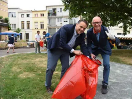  ?? FOTO JAN VAN DER PERRE ?? Meus aan het werk in Berchem.
Philippe De Backer en JeanPaul