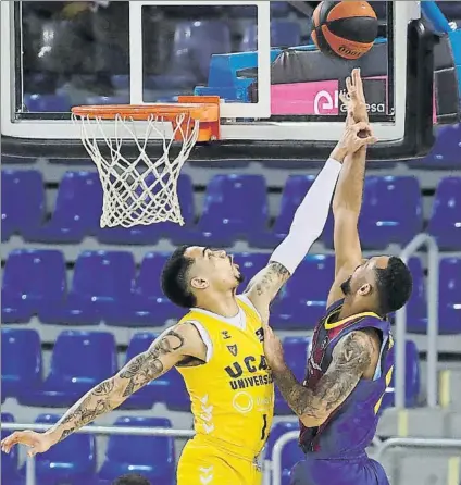  ?? FOTO: PEP MORATA ?? Adam Hanga, jugador del Barça, entrando a canasta en el encuentro de ayer en el Palau frente al UCAM Murcia