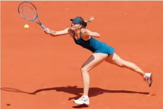  ??  ?? GOLPE. María Sharapova hace todo el esfuerzo por devolverle el balón a Pliskova.