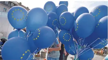  ?? FOTO: IRIS MAURER ?? Gut 100 Teilnehmer aus der Großregion und noch mehr Luftballon­s waren am Europatag bei einer Kundgebung auf dem St. Johanner Markt in Saarbrücke­n zu sehen.