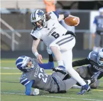  ?? KAITLIN MCKEOWN/STAFF ?? Lafayette’s Sam Boyer runs the ball past York’s Truman Olechnowsk­i and Immanuel Allen during the first half of Friday night’s game at Bailey Field in Yorktown.