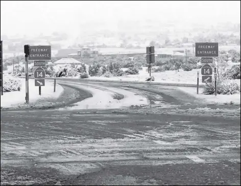  ?? JENNIFER A. GARCIA/Valley Press ?? A storm blanketed the Antelope Valley in snow early Thursday morning. Palmdale and the rest of the Valley got snow on and off most of the day, with more expected in the evening.