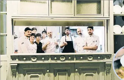  ??  ?? El equipo de cocina de Can Ràfols, la antigua ferretería, que dirige Txema Andrés