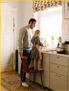  ??  ?? RECHTS
Gemeinsam werkeln: Pauline hilft gerne beim Kochen. Florian ist Gastronom und kennt die allerbeste­n Tricks