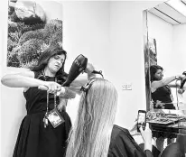  ?? COURTESY: AELTC ?? Hairstylis­t Maria Di Gregorio with Harriet Dart. The British tennis player’s hairdo during the semi-final of the mixed-doubles at Wimbledon caught the fancy of many fans