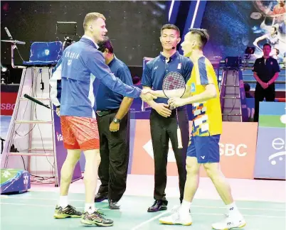  ?? - Gambar BERNAMA ?? PEMAIN perseorang­an lelaki negara Datuk Lee Chong Wei (kanan) mengutip mata pertama negara dalam perlawanan peringkat kumpulan Piala Thomas 2018 menentang Russia selepas menewaskan Vladimir Molkov 21-9 dan 21-6 di Impact Arena pada Isnin.