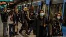  ??  ?? Maskentrag­en ist in der Stockholme­r Metro eine Bitte, aber keine Pflicht