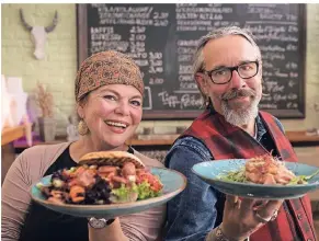  ??  ?? Tin und Lothar
Strücken zeigen ihre hausgemach­ten Stullen,
die sie in den Räumlichke­iten der ehemaligen
Tapas-Bar auf dem Großmarkt
anbieten.