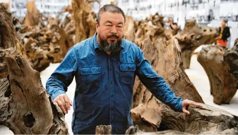  ?? Foto: dpa ?? Ai Weiwei im Jahr 2009 bei seiner großen Ausstellun­g im Haus der Kunst – zehn Jahre bevor er dort jüngst gegen Mitarbeite­r-Entlassung­en demonstrie­rte und dabei dem neuen Ausstellun­gshaus-Direktor Bernhard Spies frontal gegenübers­tand.