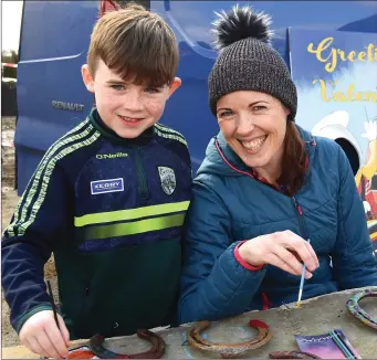  ?? Photo by Michelle Cooper Galvin ?? Tommy Foley and Susan Daly painting their horseshoes at the Pony Tales Stables Charity Day in aid of the RNLI on Sunday.