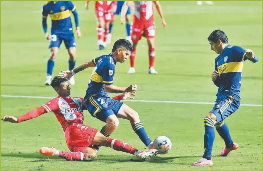  ?? FOTOS: TÉLAM ?? MANO A MANO. Boca se puso 1-0 en el comienzo del partido y no pudo aguantar las llegadas de Unión.