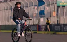  ?? GETTY IMAGES ?? Una pedalata nel parco Dopo l’operazione di appendicit­e alla vigilia del GP dell’Arabia Saudita, Carlos Sainz, 29 anni, è pronto al ritorno: eccolo andare alla scoperta dell’Albert Park di Melbourne in bici