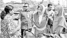  ?? - Bernama photo ?? PAS candidate for the Seri Setia by-election, Dr Halimah Ali (centre) speaking to residents of the constituen­cy at Taman Medan market in Petaling Jaya yesterday.