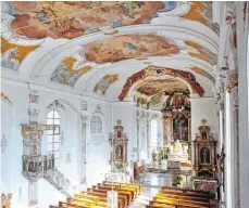  ?? FOTO: MATTHIAS BECKER ?? Auf einen Besuch der Kirche St. Martin müssen die Waltenhofe­ner zeitweise verzichten. Das Risiko, dass sich Teile der Decke ablösen, ist zu groß.