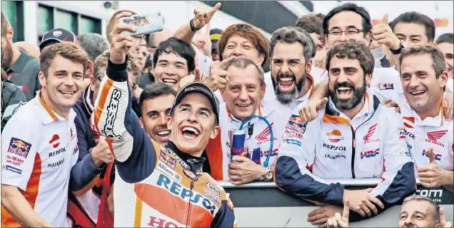  ??  ?? VENCEDOR. Márquez celebró con su equipo el triunfo en Misano. Recupera el liderato del Mundial, aunque está empatado a puntos con Andrea Dovizioso.