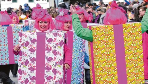  ??  ?? Alles andere als unauffälli­g gekleidet waren die Gymnastik Damen des TSV, die sich als „Allerlei Geschenke“eingepackt hatten.