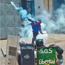  ??  ?? Série de protestos contra governo de Maduro leva o caos à Venezuela