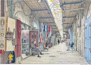  ?? JORGE DASTIS / EFE ?? Imagen de una calle despoblada en una zona comercial de Jerusalén.