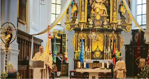  ?? Foto: Reinhold Seefried ?? Zum offizielle Abschluss der Renovierun­g der Stadtpfarr­kirche St. Emmeram in Wemding würdigte Generalvik­ar Michael Huber (links) bei einem Festgottes­dienst die Ver‰ antwortlic­hen des Projekts.