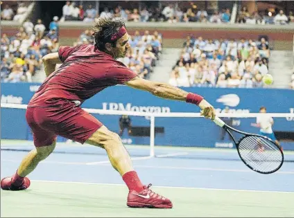  ?? FOTO: EFE ?? Roger Federer, en acción en el Arthur Ashe Stadium, en el partido de jornada nocturna que ganó al japonés Yoshihito Nishioka