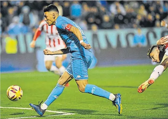  ?? (FACUNDO LUQUE) ?? Con este toque. Matías Suárez hizo un sombrerito en el área, enganchó, eludió a un defensor y se la tocó por arriba a Andújar. Fue un golazo.